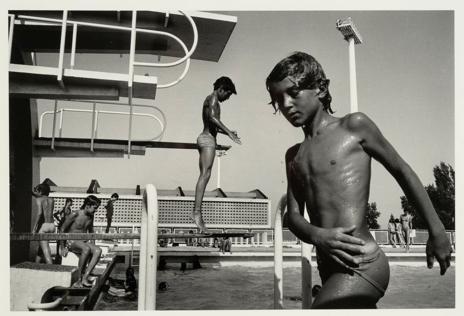 Jean-Philippe CHARBONNIER: Jean-Philippe CHARBONNIER(1921-2004)La piscine d’Arles, 1975Tirage argentique réalisé parHervé Hudry, annoté au verso ettampon sec dans la feuille24 x 36 cm sur une feuille 30 x40 cm