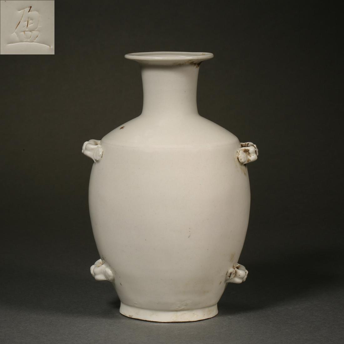 China Song Dynasty Ding kiln bottle (1 of 11)
