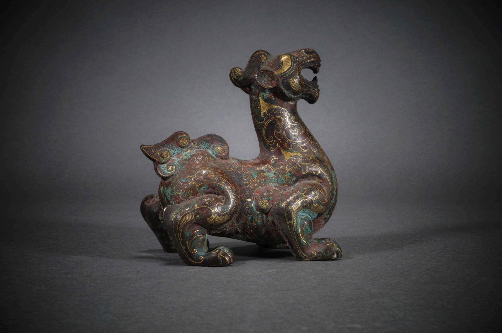 Han Dynasty silver beast inlaid with gold (1 of 9)