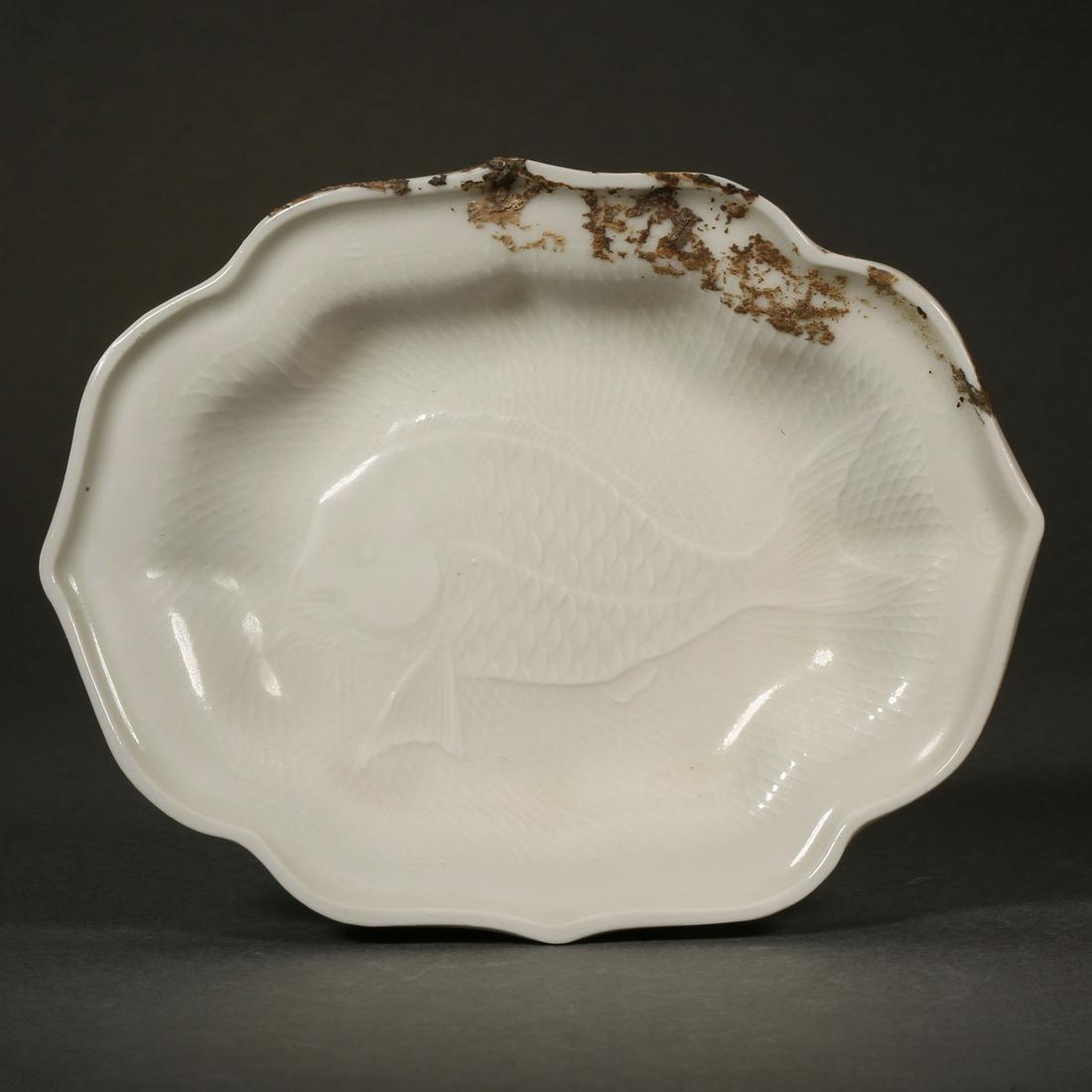 China Song Dynasty Ding kiln bottle fish pattern plate (1 of 8)