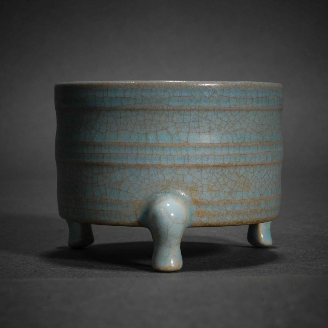 Song Dynasty Ru kiln porcelain utensils (1 of 5)