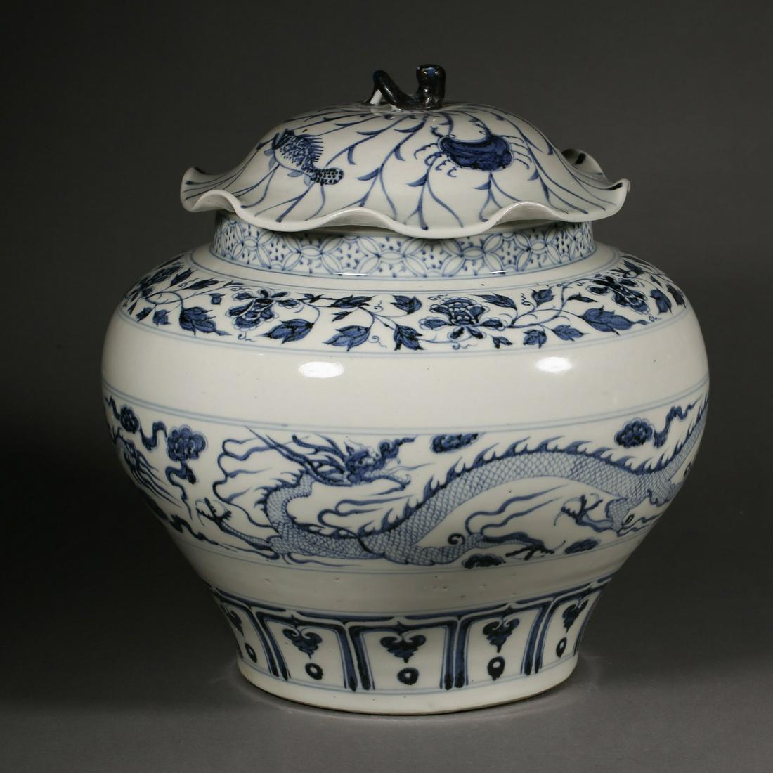 China Ming Dynasty Blue and white porcelain dragon pattern lotus leaf lid jar (1 of 9)