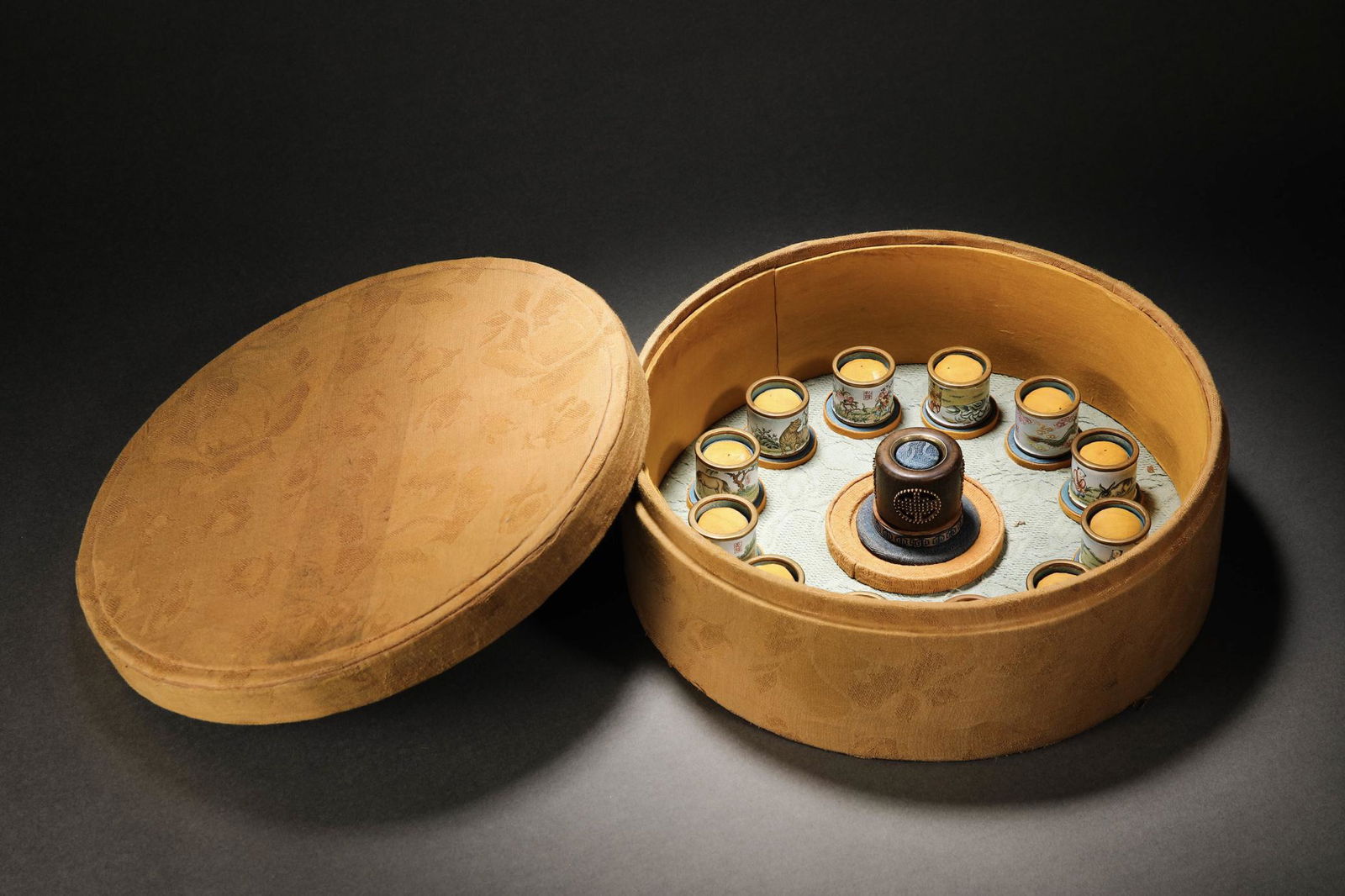 Qing Dynasty A set of painted enamel thumb rings (1 of 13)