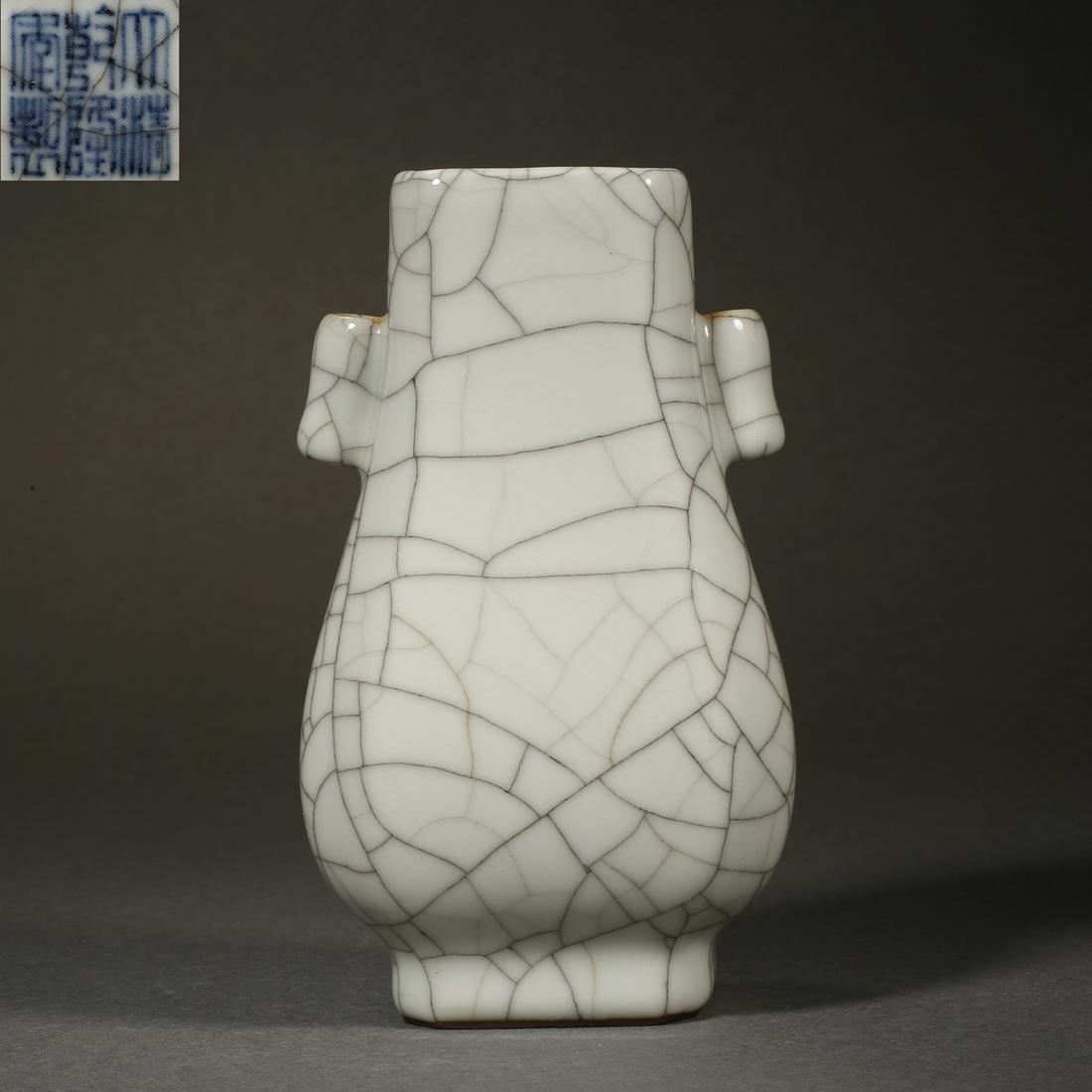 China Qing Dynasty official kiln bottle (1 of 12)