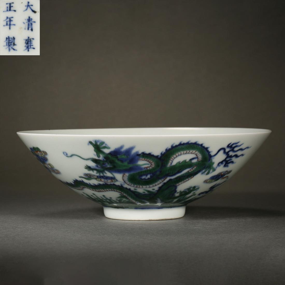 China Ming Dynasty Blue and white porcelain dragon pattern large bowl (1 of 14)