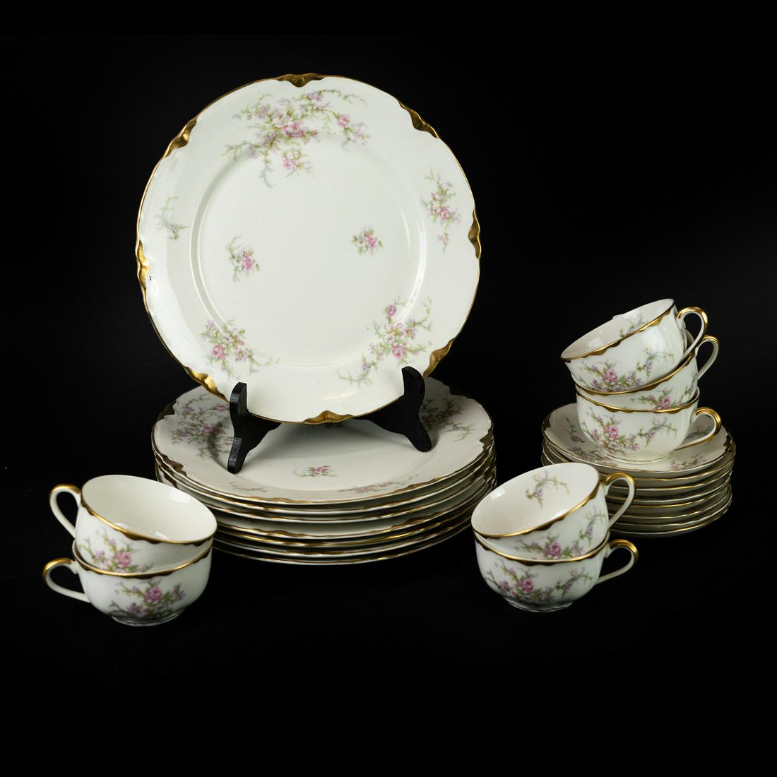 Warwick USA 23 Piece China Set: A Warwick USA 23 piece floral motif china set including 8 dinner plates, 8 saucers, 7 cups. Each marked on underside 'Warwick', 'made in USA'.