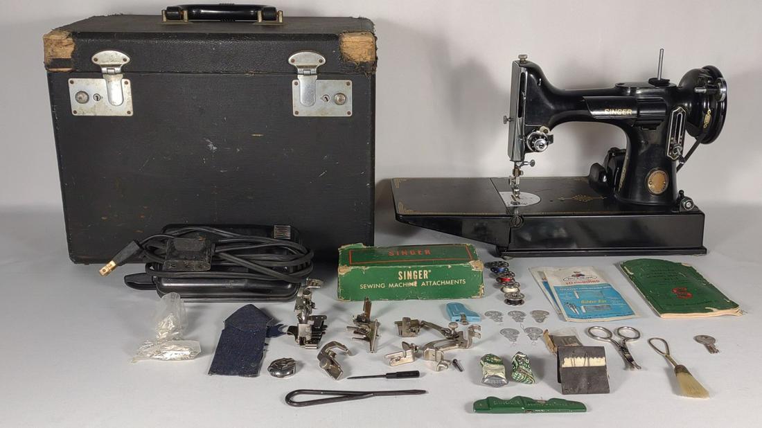 1951 Featherweight Singer Sewing Machine w/ Case (1 of 20)