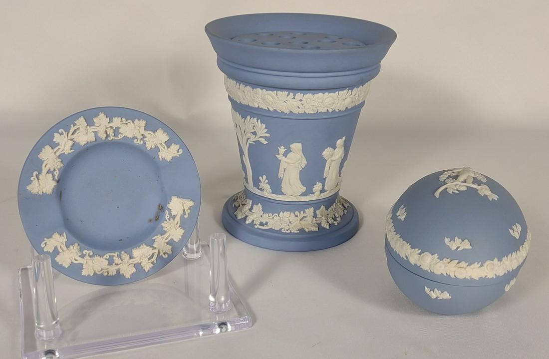 3 pc Wedgwood Jasperware Vase, Box & Plate (1 of 13)