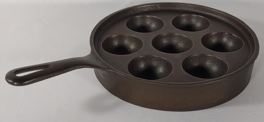 Griswold #32 Aebleskiver Cast Iron Pan: Marked "Griswold, No 32, Made in USA, 962". In very good condition.