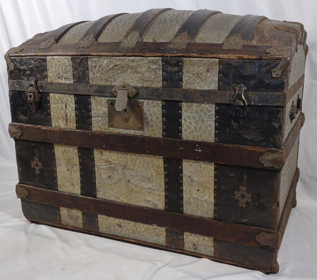 Antique Hump Back Punched Tin & Wood Trunk (1 of 17)