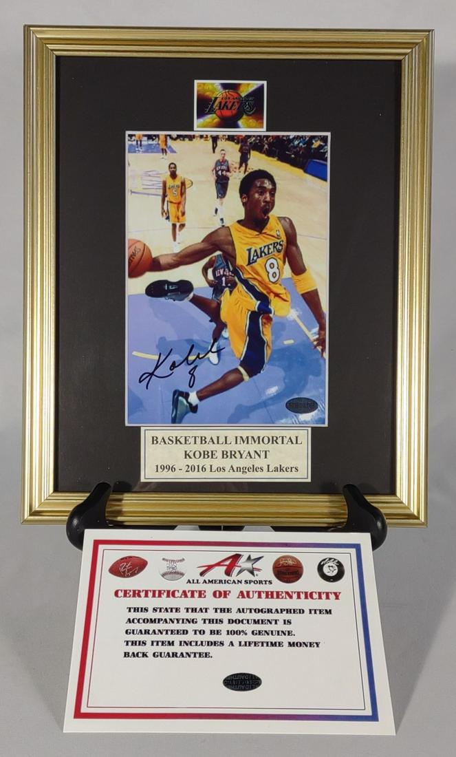 Kobe Bryant Signed Los Angeles Lakers Photo & COA (1 of 10)