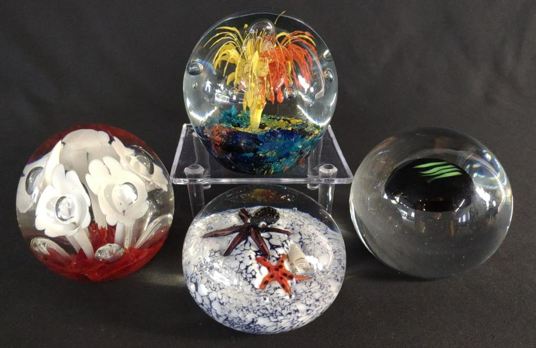 4 Vintage Round Art Glass Paperweights (1 of 13)