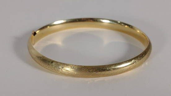 Vintage 14K Gold Etched Bangle Bracelet: Vintage 14 karat yellow gold etched / hand chased bangle bracelet with hinge opening. Marked "14K". Tested for purity. Total weight: 6.94 grams.