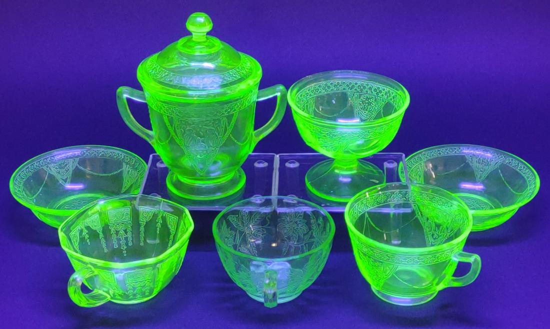 7 pc Federal Georgian Lovebird Uranium Glass Set (1 of 11)