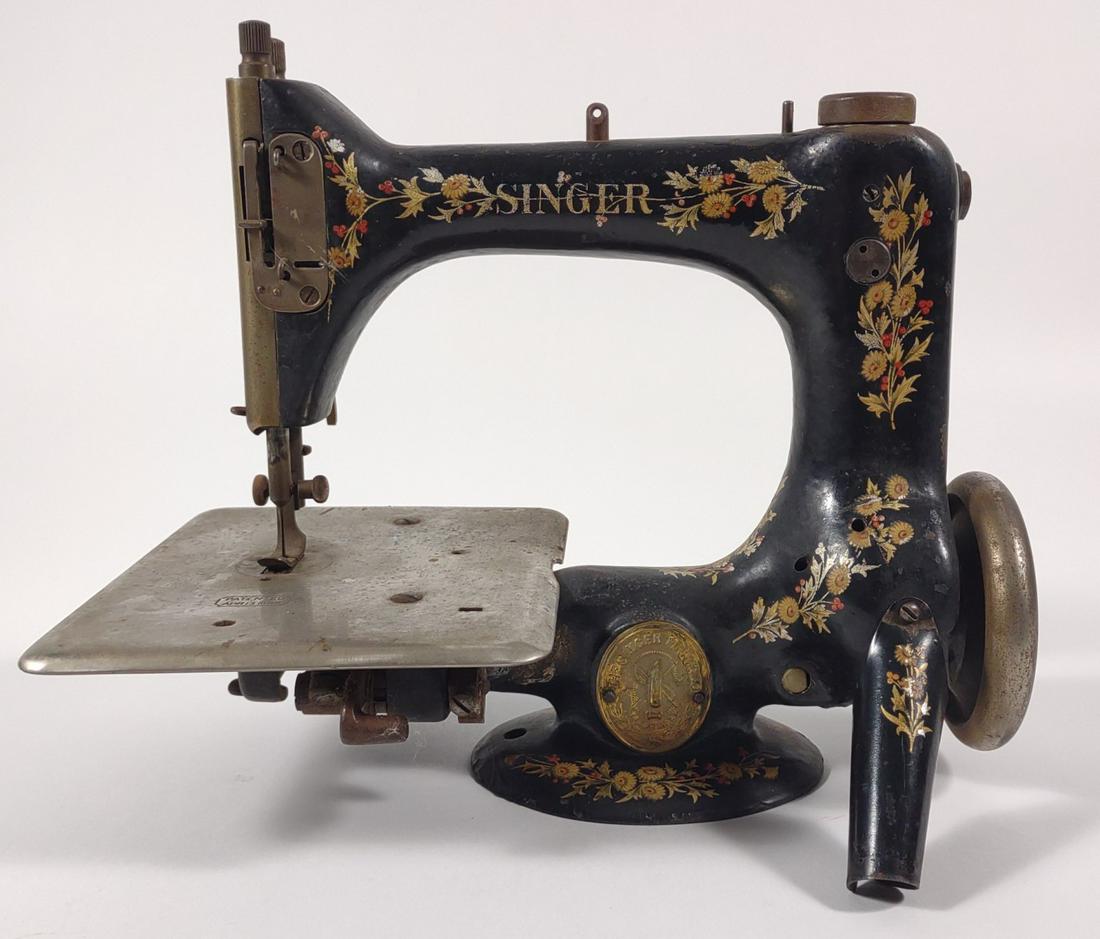 Singer Model 24 Portable Sewing Machine (1 of 14)
