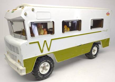 1970s Tonka Winnebago Indian Camper Toy & Figures: Vintage 1970s Tonka pressed steel RV camper with 3 Tonka figures, including man, woman, and dog. Winnebago Indian model camper. Circa 1974-75.