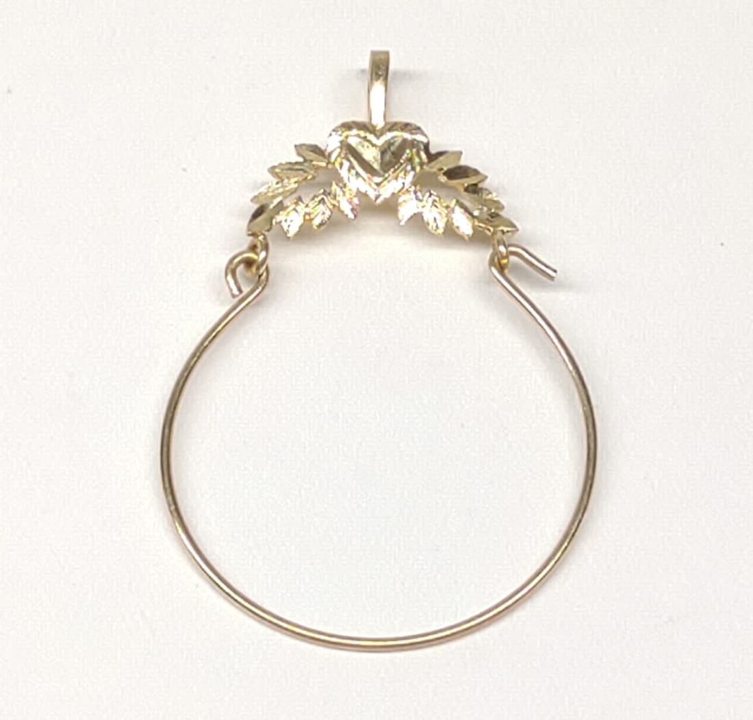 14k Yellow Gold Heart Charm Holder (0.60g): Total Weight: 0.06 grams. Vintage 14 karat yellow gold charm holder pendant with leaf and heart design. Marked '14K' and tested for purity.