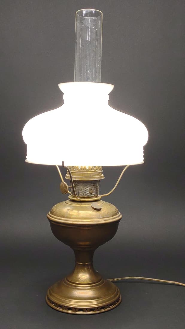 Aladdin #11 Electric Oil Lamp w/ Glass Shade (1 of 7)