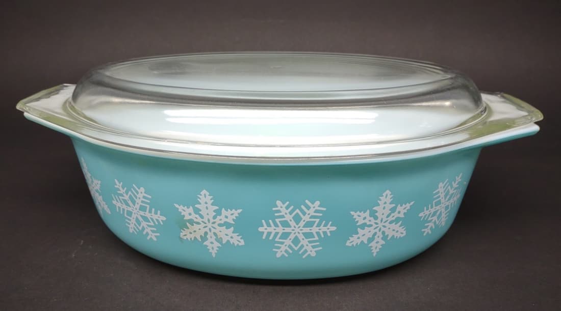Vintage Pyrex Snowflake Turquoise Casserole & Lid: Pattern: Snowflake (Turquoise). Produced from 1956 to 1967. Underside is marked 045, 2 1/2qt Pyrex, #27.