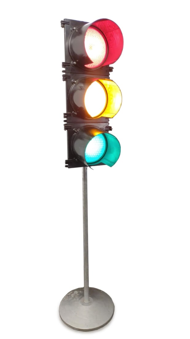Lfe Automatic Traffic Signal Light On Stand Auction