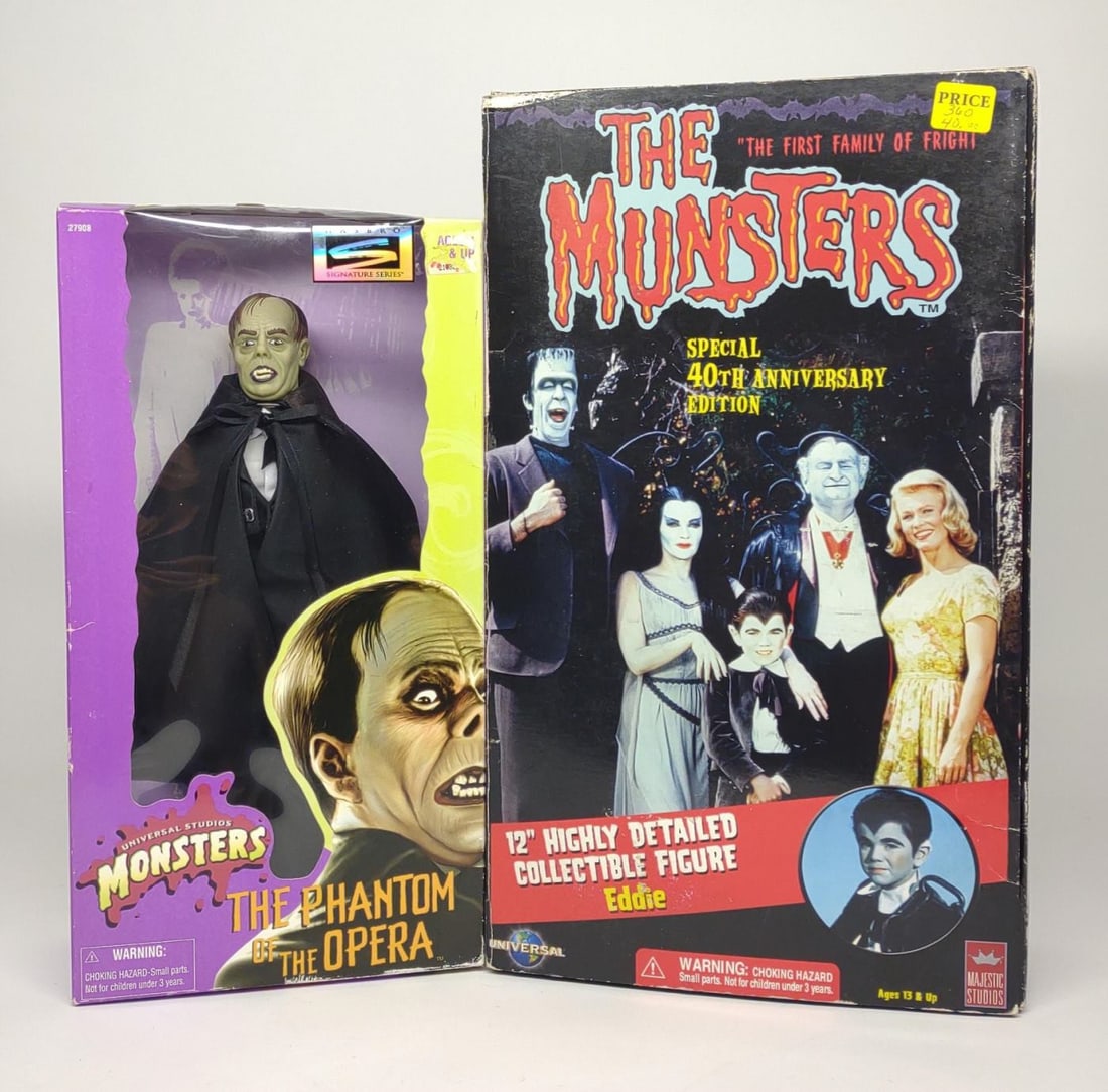 2 Universal Studios Monster Toy Figures in Box (1 of 10)