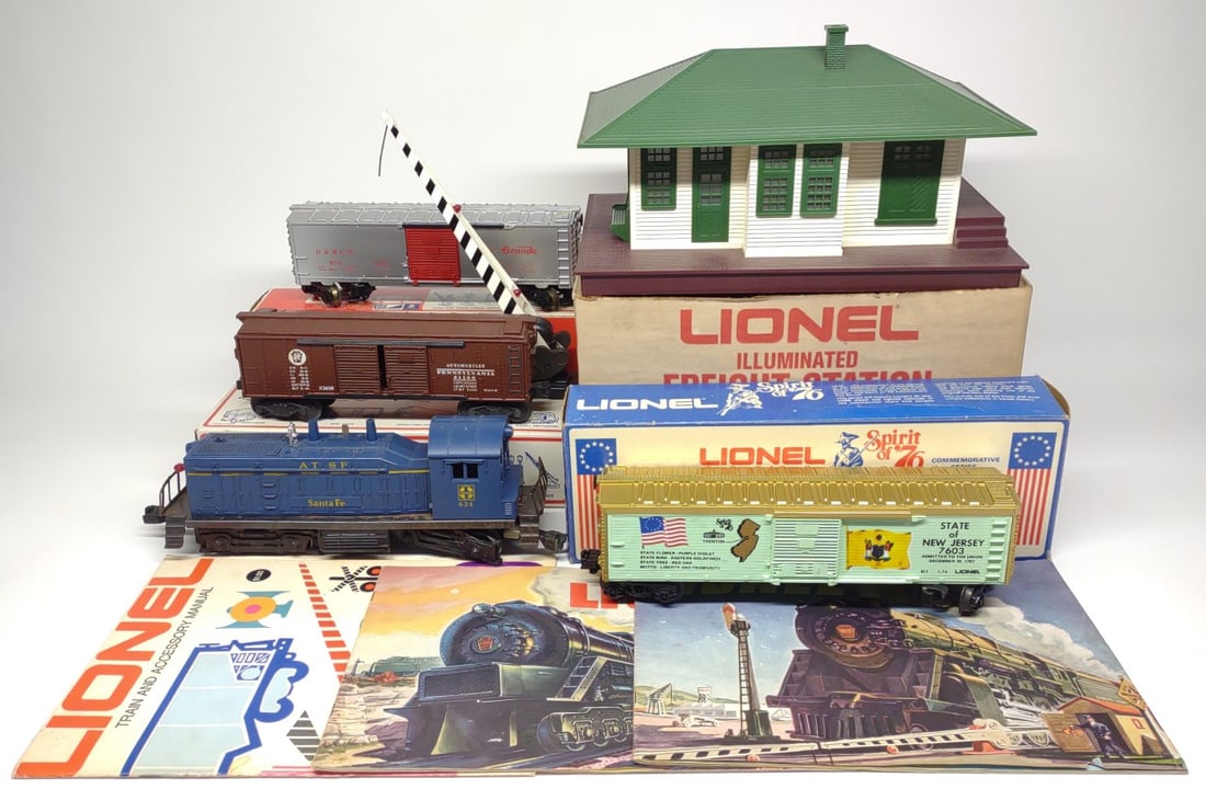 Lionel Postwar Trains, Catalogs & Freight Station (1 of 13)