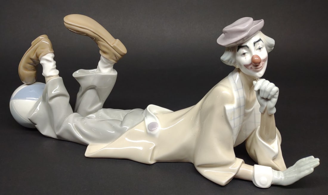 Lladro Clown & Ball #4618 Porcelain Figurine (1 of 7)
