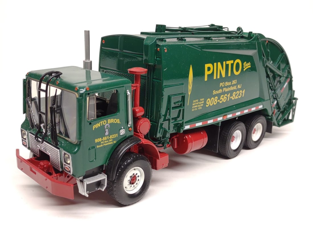 Pinto Bros. 1/24 Scale Trash / Garbage Truck (1 of 7)