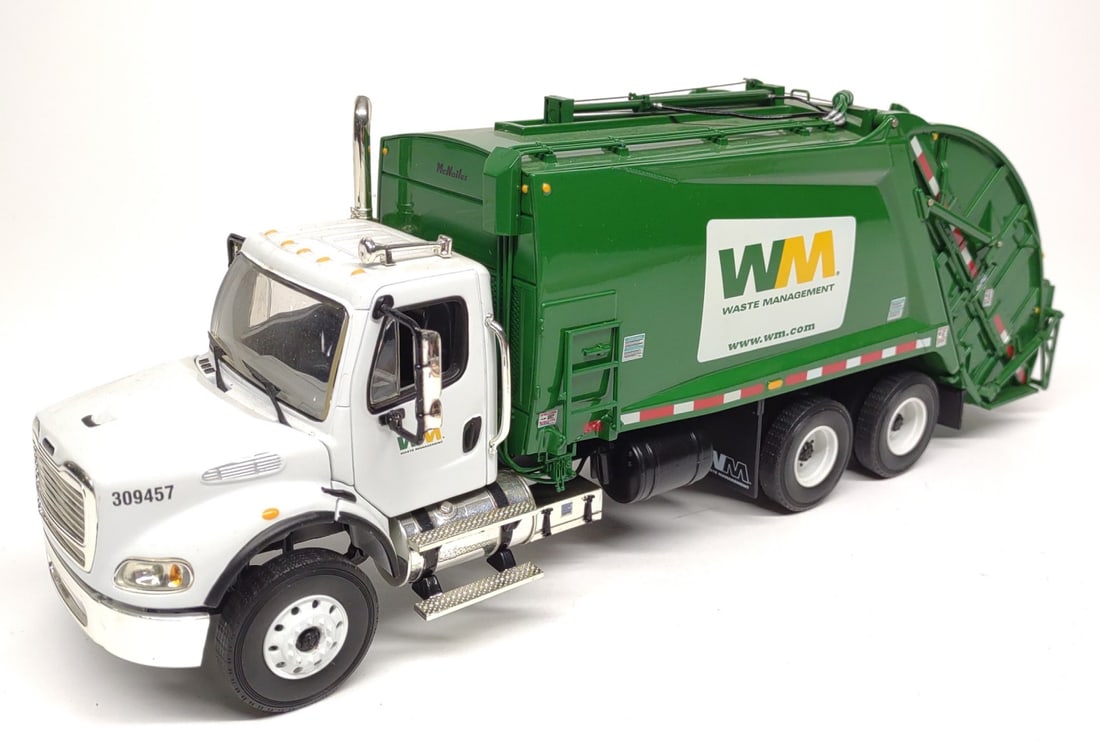 1/24 Rear-End Loader Waste Management Truck Model (1 of 7)