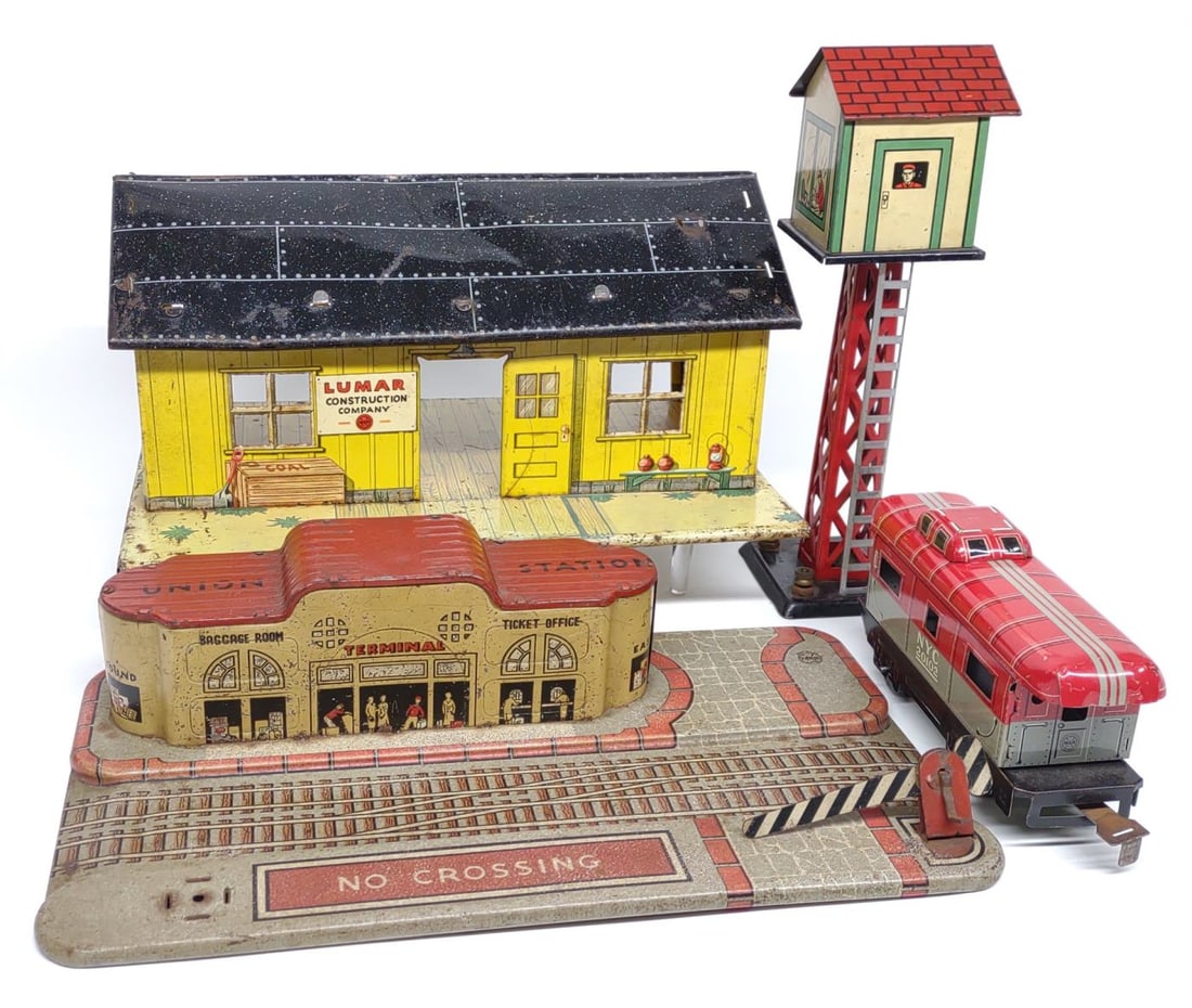 Marx Tin Litho Train Station & Accessories (1 of 20)
