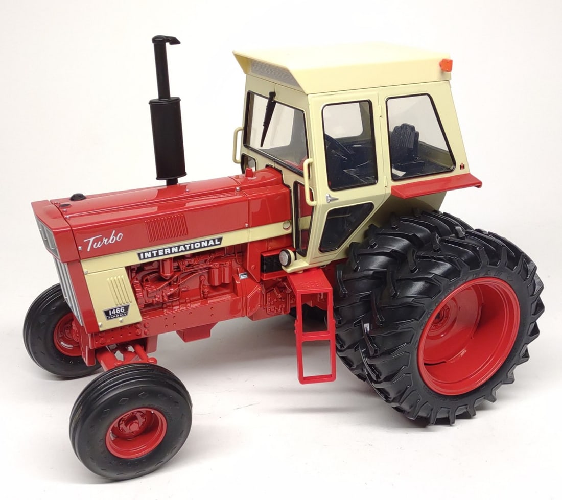 Ertl International Farmall 1466 Dealer Ed Tractor (1 of 8)