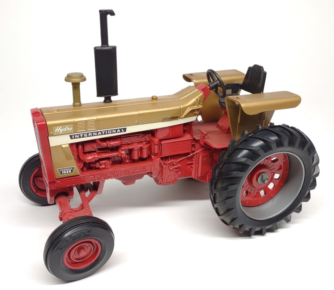 Ertl 1/16 IH 1026 Golden Demonstrator Tractor (1 of 8)