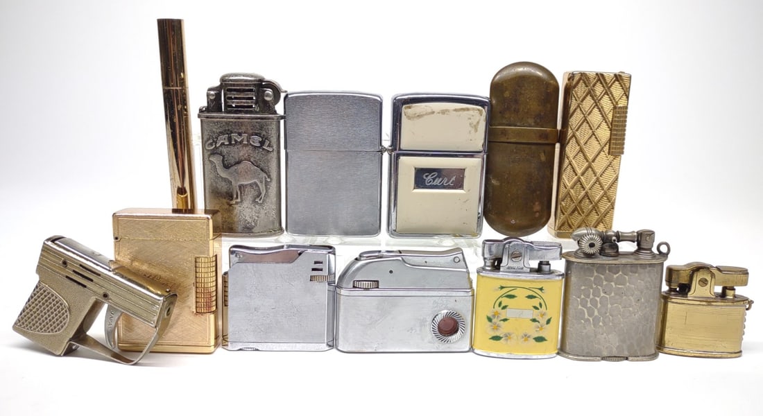 13 Vintage Cigarette Lighters: A lot of 13 vintage lighters including Zippo Pat. #2517191, white enamel Zippo insert Pat. #2517191 Engraved "Aunt", Evans Pat #3345870 marked "Japan", Camel Cigarettes advertising, Dante "Butane J2"