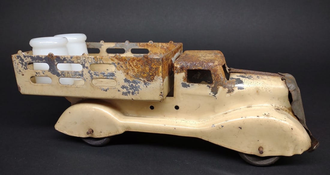 1930s Marx Meadow Brook Dairy Truck Toy (1 of 7)