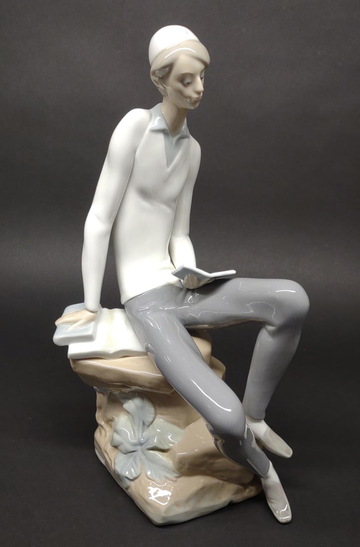 Lladro Hebrew Student #4684 Porcelain Figure: Lladro student sitting reading figurine. Good condition, stands 11 1/2" tall.In-house International shipping NOT available for this item. UPS third party or private arrangement only.