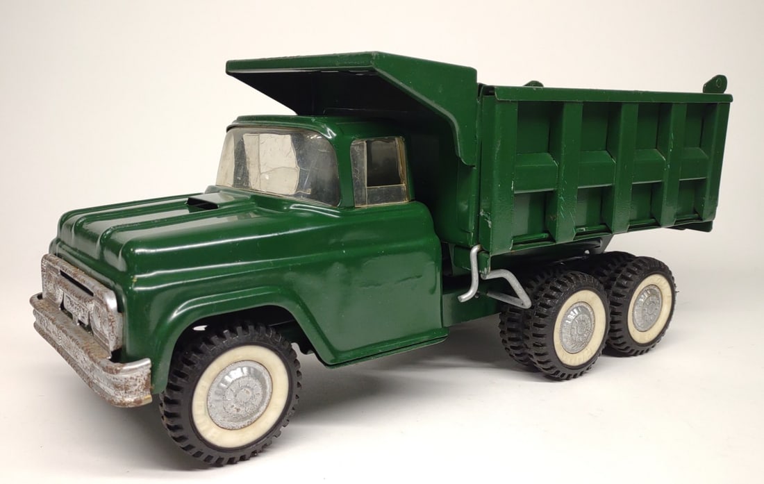 Buddy L Hydraulic Pressed Steel Dump Truck: Vintage green pressed steel Buddy L hydraulic dump truck toy. Buddy L makers mark on wheels. Hydraulics tested and working. Measures approximately 14.5" long.