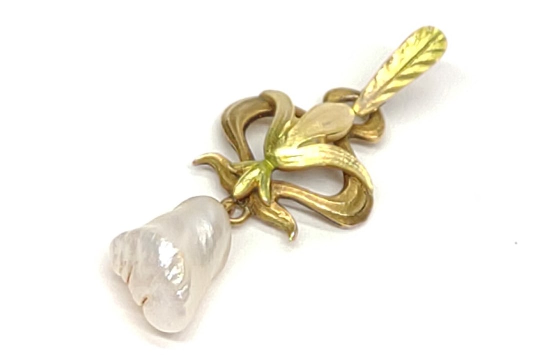 14K Gold & Pearl Fleur de Lis Pendant: An antique 14 karat yellow gold & freshwater pearl fleur de lis necklace pendant. Unmarked. Has been tested for purity. Total Weight: 1.39 grams.