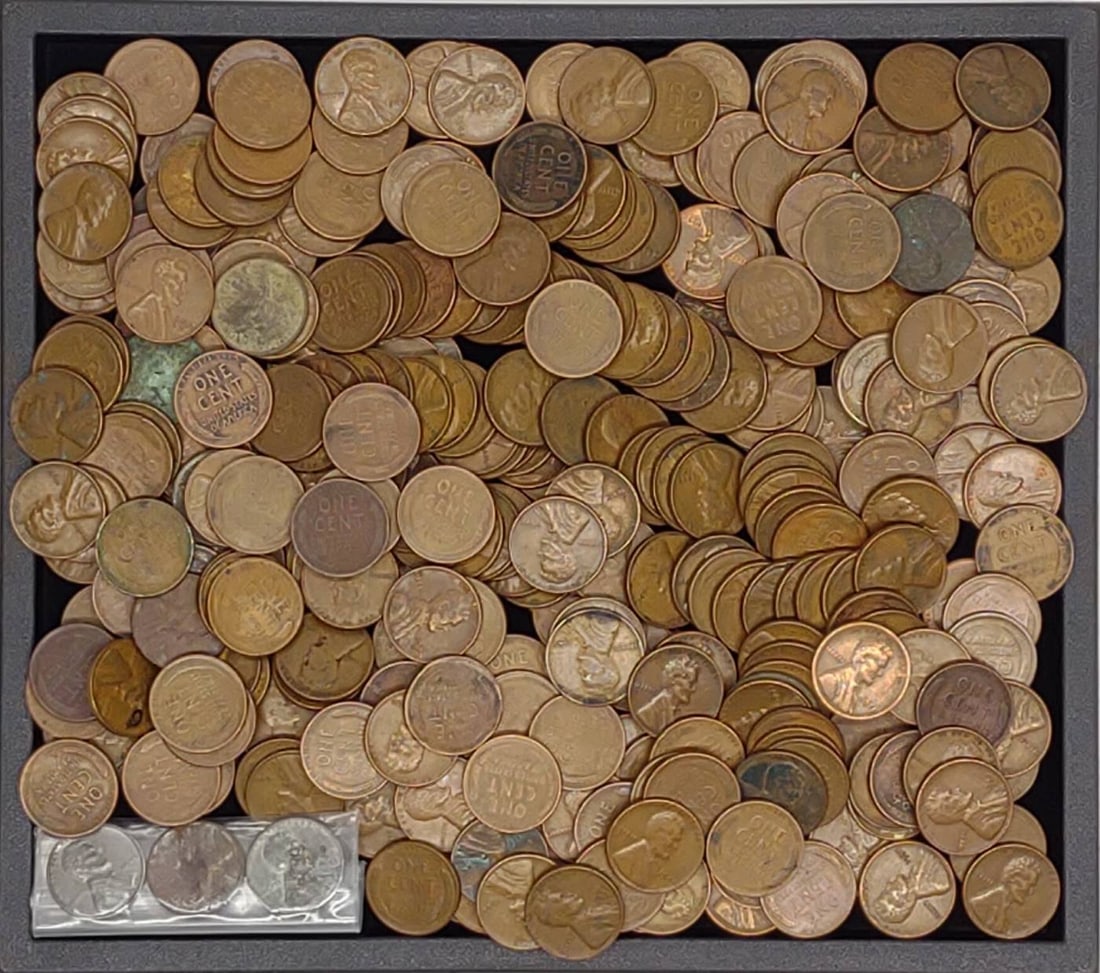 322 Wheat Pennies: Approximately 322 US wheat penny coins. Includes (319) wheat pennies, and (3) steel pennies. FV: $3.22