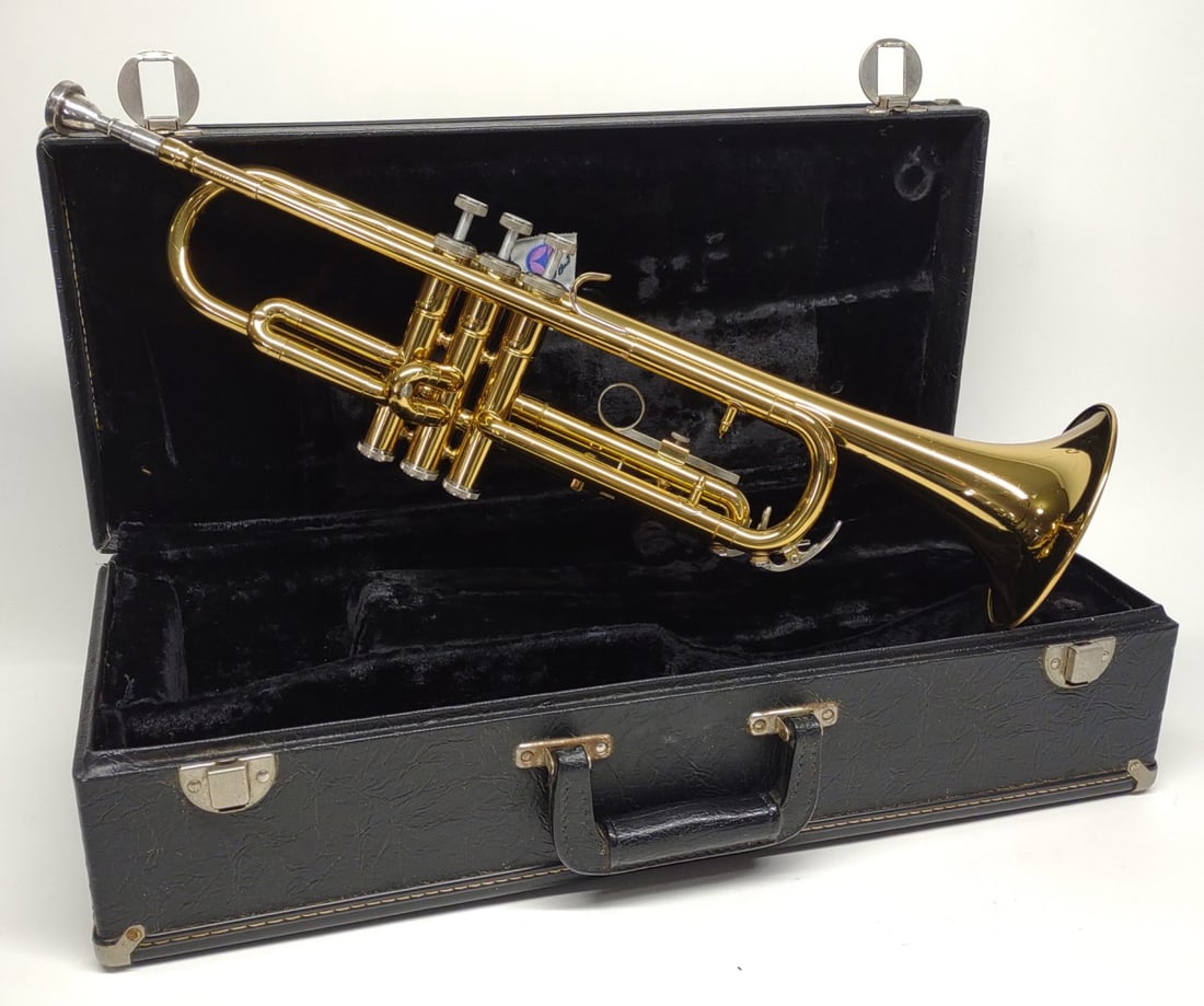 Vintage Holton T602R Trumpet W/ Mouthpiece & Case (1 of 15)