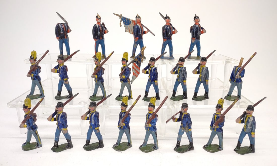21 American US Civil War Lead Toy Soldiers: 21 Vintage / antique American US Civil War lead toy soldiers. Includes 2 flag bearers. Soldiers are unmarked. Lead figures measures approximately 2.25" tall.NOTE: In-house international shipping NOT a