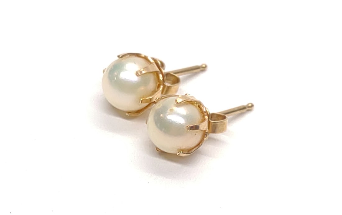 14K Gold 6.5mm Cultured Pearl Stud Earrings: A pair of vintage 14 karat yellow gold cultured pearl stud post earrings. Each pearl measures 6.5mm. Includes backings. Marked "14K". Has been tested. 8mm wide. Total weight: 1.58 grams. SHIPPING OPTI