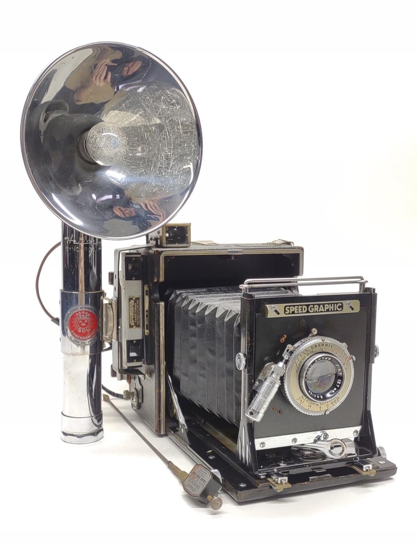 Vintage Graflex Speed Graphic Camera: Vintage Graflex Speed Graphic camera. Includes Kodak Ektar Supermatic 4.7 127mm EC2120 lens, Automatic Synchronizer, and King Sol flash. Shutter is tested and working. Camera measures approx.: 5 x 6 1