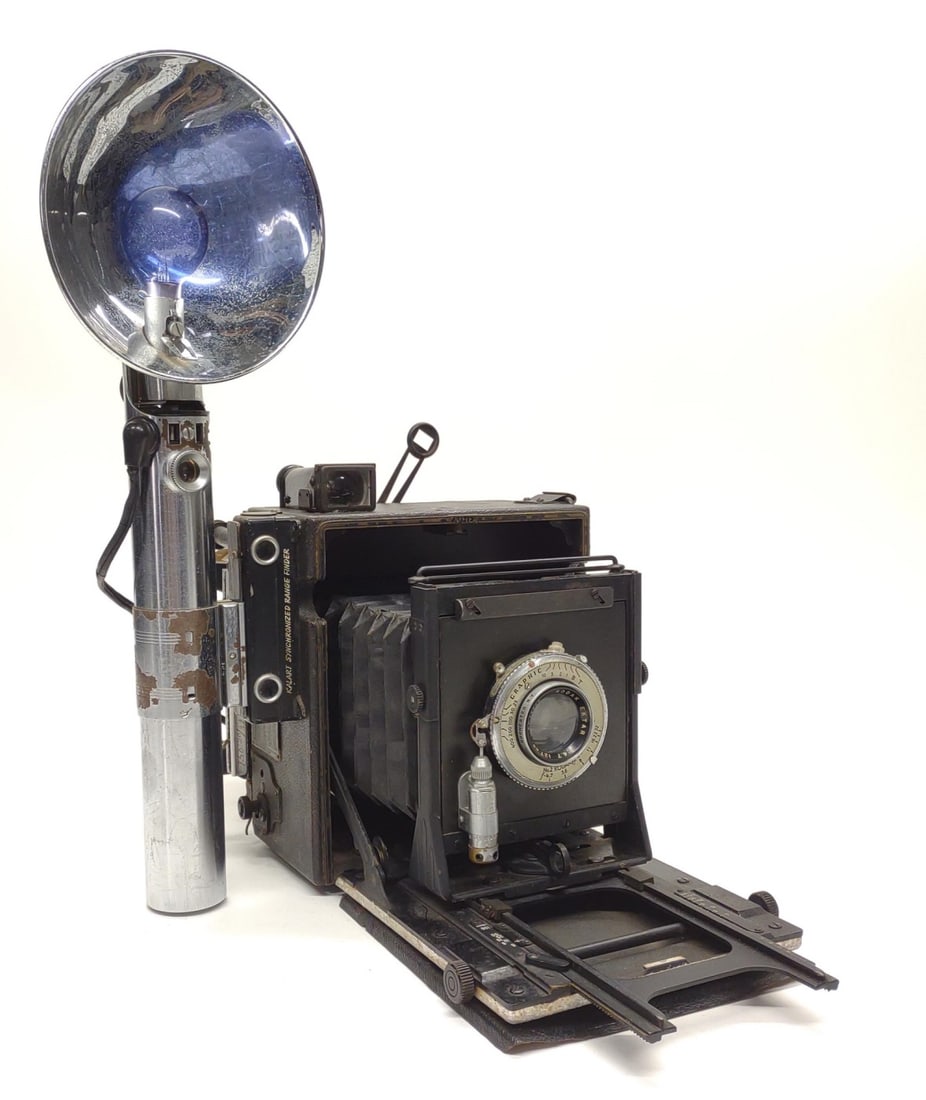 Vintage Graflex Speed Graphic Camera: Vintage Graflex Speed Graphic camera. Includes Kodak Ektar Supermatic 4.7 127mm EC11714 lens and Graflex flash. Shutter is tested and working. Camera measures approx.: 5 x 6 1/2 x 7 1/2 in. closed. SH