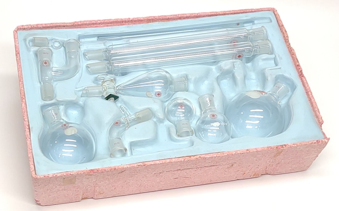 Vintage Ace Glass Mini Kit Lab Set w/ Original Box: Vintage Ace Glass Mini Kit lab set in original box. Includes (11) various glass stirrers, beakers, flasks, test tubes, or graduated cylinders. Features plastic insert with compartments for all respect