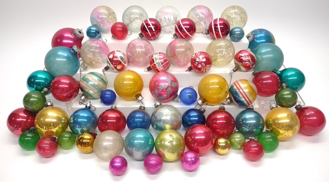 64 Vintage Glass Christmas Ornaments: 64 Vintage glass round Christmas tree ornaments. Includes Shiny Brite ornaments. Most ornaments marked "Made In U.S.A.". Includes one 3 x 4 divider ornament box. Largest ornament measures approx: 3 in