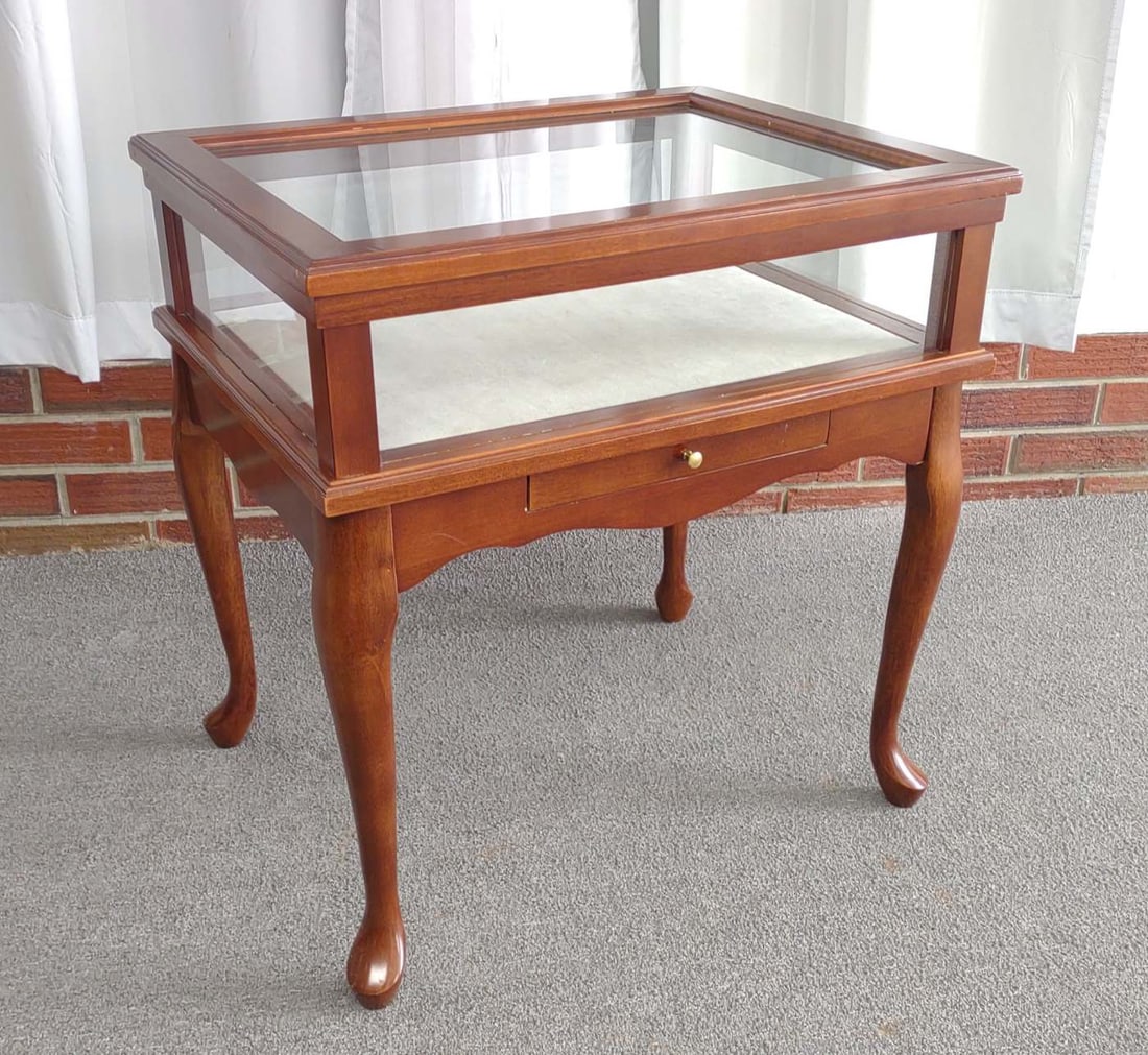 Queen Anne Style Lift Top Glass Display Case (1 of 12)