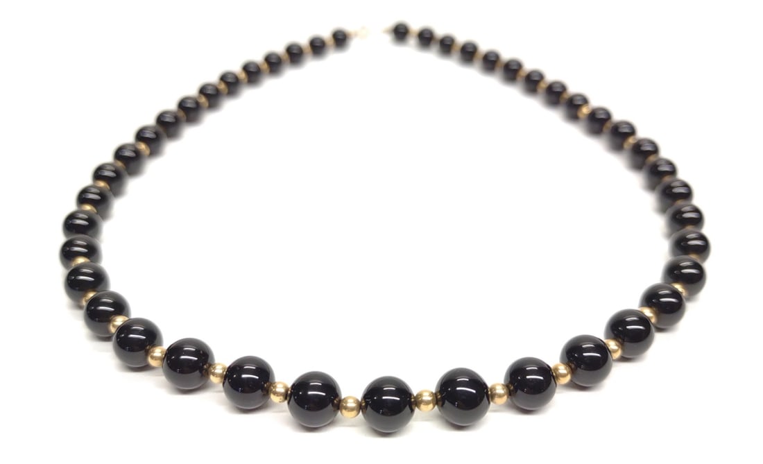 14K Gold & Onyx Bead Necklace (18" long): 14 karat yellow gold and onyx beaded necklace. 14k clasp and beads. Onyx beads measure 7.5mm. 18" long. Clasp is marked "14K". Has been tested for gold purity. Total weight: 26.9 grams. SHIPPING OPTIO