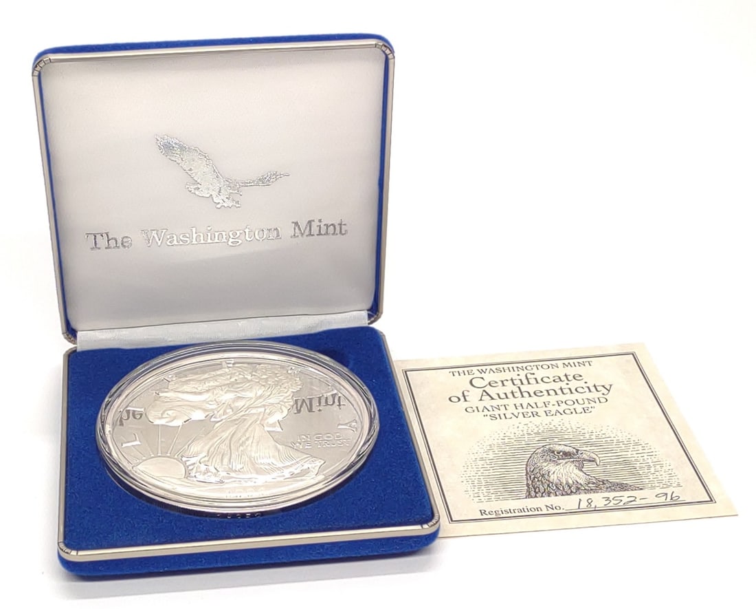 8 ozt .999 Silver Half Pound Washington Mint Eagle: Total weight: 8 troy ounces / 249 grams. 1996 Washington Mint 1/2 pound .999 pure silver giant silver eagle coin / bullion. Includes original case and COA (certificate of authenticity). SHIPPING OPTIO
