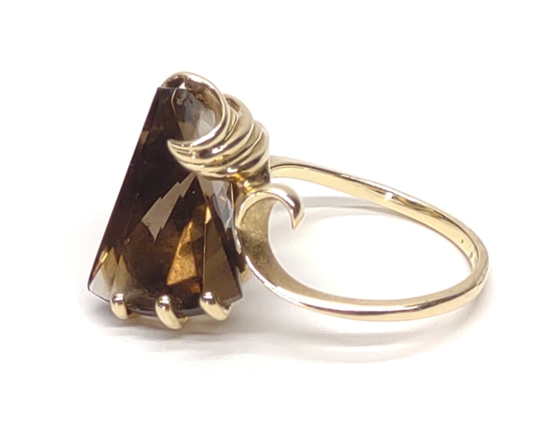 10K Gold Smoky Quartz Lighthouse Lens Ring sz 6.5: Vintage mid century, 10 karat yellow gold lighthouse lens cut smoky quartz modernist style ring. Inner band is marked "10KP GTR" (10k plumb, pure). Has been tested for gold purity and stone. Ring size