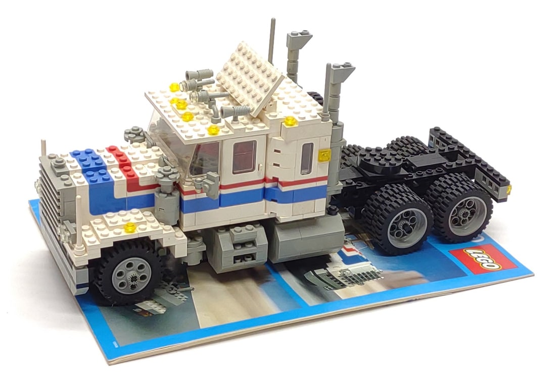 1986 Lego 5580 Highway Rig Set (Complete): Vintage 1986 LEGO Model Team 5580 Highway Rig semi truck set. Includes built complete 5580 Highway Rig, and 5580 instruction manual. Toy measures approx. 12 1/2 x 4 1/2 x 6 in. In-house international